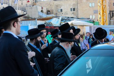 Kudüs İsrail 14 Mayıs 2018 Başkan Rabbi eşlik eden bilinmeyen dindar insanlar var arabasını Kudüs'te Western Wall meydanından ikindi