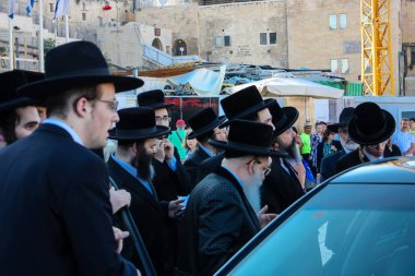 Kudüs İsrail 14 Mayıs 2018 Başkan Rabbi eşlik eden bilinmeyen dindar insanlar var arabasını Kudüs'te Western Wall meydanından ikindi