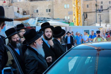 Kudüs İsrail 14 Mayıs 2018 Başkan Rabbi eşlik eden bilinmeyen dindar insanlar var arabasını Kudüs'te Western Wall meydanından ikindi