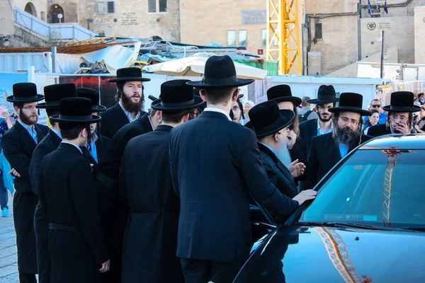 Jerusalem Israel Maj 2018 Okända Religiösa Människor Som Åtföljer Överrabbinen — Stockfoto