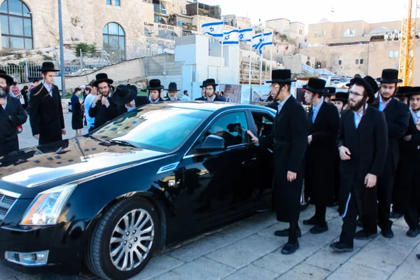 Jerusalem Israel Maj 2018 Okända Religiösa Människor Som Åtföljer Överrabbinen — Stockfoto