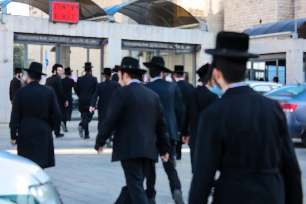 Jerusalén Israel Mayo 2018 Personas Religiosas Desconocidas Que Acompañan Rabino —  Fotos de Stock