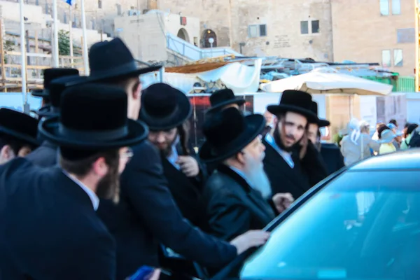 Kudüs İsrail 14 Mayıs 2018 Başkan Rabbi eşlik eden bilinmeyen dindar insanlar var arabasını Kudüs'te Western Wall meydanından ikindi