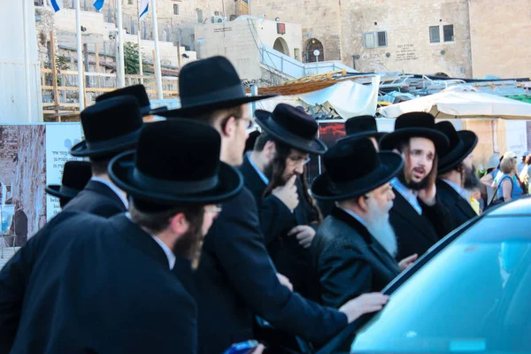 Kudüs İsrail 14 Mayıs 2018 Başkan Rabbi eşlik eden bilinmeyen dindar insanlar var arabasını Kudüs'te Western Wall meydanından ikindi