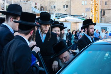 Kudüs İsrail 14 Mayıs 2018 Başkan Rabbi eşlik eden bilinmeyen dindar insanlar var arabasını Kudüs'te Western Wall meydanından ikindi
