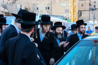 Kudüs İsrail 14 Mayıs 2018 Başkan Rabbi eşlik eden bilinmeyen dindar insanlar var arabasını Kudüs'te Western Wall meydanından ikindi