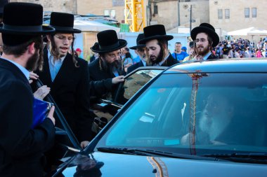Kudüs İsrail 14 Mayıs 2018 Başkan Rabbi eşlik eden bilinmeyen dindar insanlar var arabasını Kudüs'te Western Wall meydanından ikindi