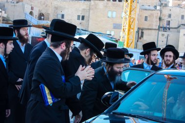 Kudüs İsrail 14 Mayıs 2018 Başkan Rabbi eşlik eden bilinmeyen dindar insanlar var arabasını Kudüs'te Western Wall meydanından ikindi