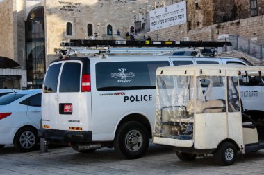 Kudüs İsrail Kudüs'ün eski şehri Western Wall meydanında Park edilmiş araba 14 Mayıs 2018 polis