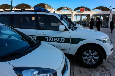 Kudüs İsrail Kudüs'ün eski şehri Western Wall meydanında Park edilmiş araba 14 Mayıs 2018 polis