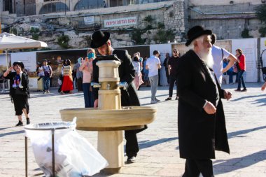 Kudüs İsrail 14 Mayıs 2018 Bilinmeyen dindar insanlar Kudüs 'teki Batı Duvarı Meydanı' ndaki halk çeşmesinin önünde