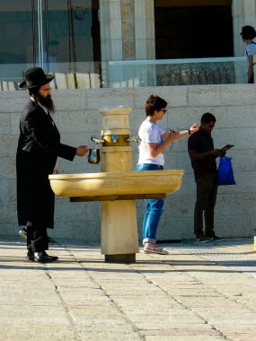 Kudüs İsrail 14 Mayıs 2018 Bilinmeyen dindar insanlar Kudüs 'teki Batı Duvarı Meydanı' ndaki halk çeşmesinin önünde