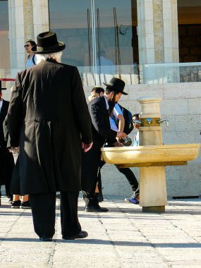 Kudüs İsrail 14 Mayıs 2018 Bilinmeyen dindar insanlar Kudüs 'teki Batı Duvarı Meydanı' ndaki halk çeşmesinin önünde