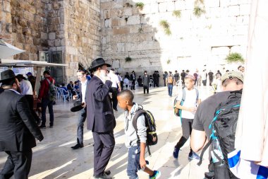 Kudüs İsrail 14 Mayıs 2018 bilinmeyen dindar insanlar geç öğleden sonra çocuklar Kudüs'te Western Wall meydanında bir hediye sunuyor
