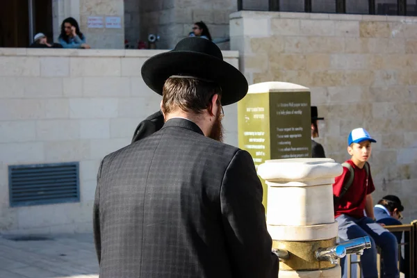 Jerusalén Israel Mayo 2018 Personas Religiosas Desconocidas Frente Fuente Pública —  Fotos de Stock