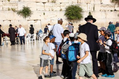 Kudüs İsrail 14 Mayıs 2018 bilinmeyen dindar insanlar geç öğleden sonra çocuklar Kudüs'te Western Wall meydanında bir hediye sunuyor