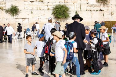 Kudüs İsrail 14 Mayıs 2018 bilinmeyen dindar insanlar geç öğleden sonra çocuklar Kudüs'te Western Wall meydanında bir hediye sunuyor