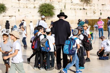 Kudüs İsrail 14 Mayıs 2018 bilinmeyen dindar insanlar geç öğleden sonra çocuklar Kudüs'te Western Wall meydanında bir hediye sunuyor