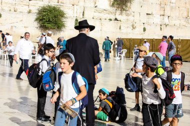 Kudüs İsrail 14 Mayıs 2018 bilinmeyen dindar insanlar geç öğleden sonra çocuklar Kudüs'te Western Wall meydanında bir hediye sunuyor