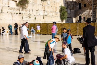 Kudüs İsrail 14 Mayıs 2018 bilinmeyen dindar insanlar geç öğleden sonra çocuklar Kudüs'te Western Wall meydanında bir hediye sunuyor