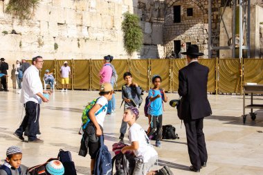 Kudüs İsrail 14 Mayıs 2018 bilinmeyen dindar insanlar geç öğleden sonra çocuklar Kudüs'te Western Wall meydanında bir hediye sunuyor