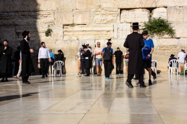 Jerusalem İsrail 14 Mayıs 2018 bilinmeyenli insanlar açık Batı Kudüs eski şehri akşam duvar.