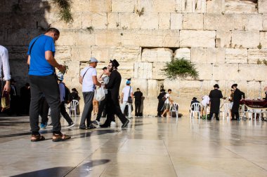 Jerusalem İsrail 14 Mayıs 2018 bilinmeyenli insanlar açık Batı Kudüs eski şehri akşam duvar.