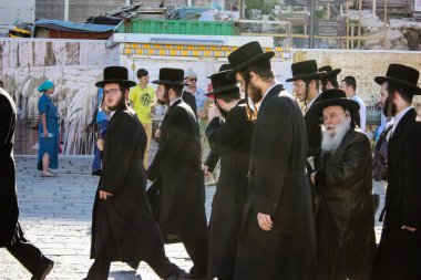 Jerusalem İsrail 14 Mayıs 2018 bilinmeyenli insanlar açık Batı Kudüs eski şehri akşam duvar.