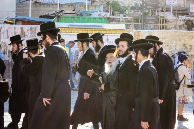 Jerusalem İsrail 14 Mayıs 2018 bilinmeyenli insanlar açık Batı Kudüs eski şehri akşam duvar.