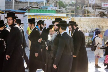 Jerusalem İsrail 14 Mayıs 2018 bilinmeyenli insanlar açık Batı Kudüs eski şehri akşam duvar.