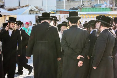 Jerusalem İsrail 14 Mayıs 2018 bilinmeyenli insanlar açık Batı Kudüs eski şehri akşam duvar.