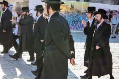 Jerusalem İsrail 14 Mayıs 2018 bilinmeyenli insanlar açık Batı Kudüs eski şehri akşam duvar.