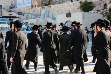 Jerusalem İsrail 14 Mayıs 2018 bilinmeyenli insanlar açık Batı Kudüs eski şehri akşam duvar.