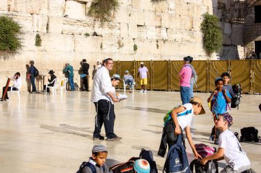 Jerusalem İsrail 14 Mayıs 2018 bilinmeyenli insanlar açık Batı Kudüs eski şehri akşam duvar.