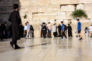 Jerusalem İsrail 14 Mayıs 2018 bilinmeyenli insanlar açık Batı Kudüs eski şehri akşam duvar.