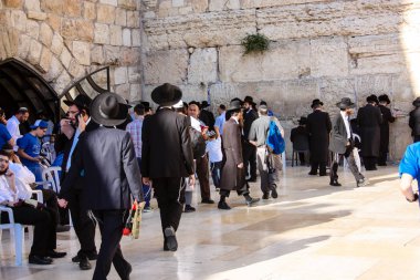 Jerusalem İsrail 14 Mayıs 2018 bilinmeyenli insanlar açık Batı Kudüs eski şehri akşam duvar.