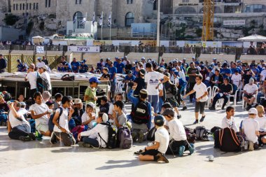 Jerusalem İsrail 14 Mayıs 2018 bilinmeyenli çocuklar Batı Açık duran eski Kudüs şehri akşam duvar.