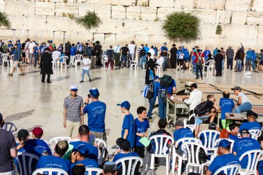 Jerusalem İsrail 14 Mayıs 2018 bilinmeyenli çocuklar Batı Açık duran eski Kudüs şehri akşam duvar.