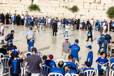 Jerusalem İsrail 14 Mayıs 2018 bilinmeyenli çocuklar Batı Açık duran eski Kudüs şehri akşam duvar.