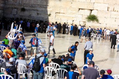 Jerusalem İsrail 14 Mayıs 2018 bilinmeyenli çocuklar Batı Açık duran eski Kudüs şehri akşam duvar.