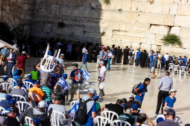 Jerusalem İsrail 14 Mayıs 2018 bilinmeyenli çocuklar Batı Açık duran eski Kudüs şehri akşam duvar.