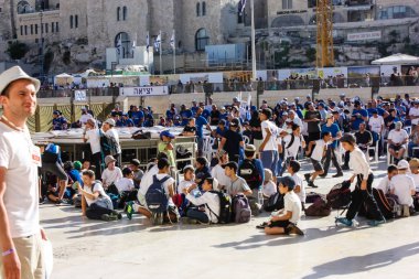 Jerusalem İsrail 14 Mayıs 2018 bilinmeyenli çocuklar Batı Açık duran eski Kudüs şehri akşam duvar.