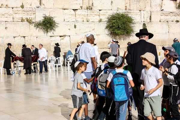 エルサレム イスラエル エルサレムの嘆きの壁広場に子供たちに贈り物を提供して夕方 2018 日不明な宗教的な人々 — ストック写真