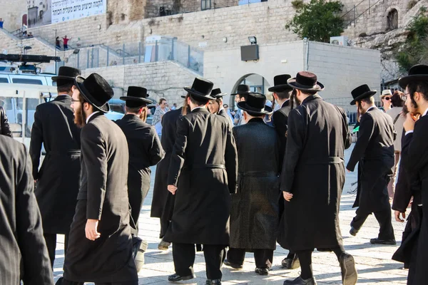 Jerusalem İsrail 14 Mayıs 2018 bilinmeyenli insanlar açık Batı Kudüs eski şehri akşam duvar.