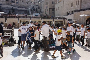 Jerusalem İsrail 14 Mayıs 2018 bilinmeyenli çocuklar açık Batı dans Eski Kudüs şehri akşam duvar.