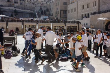 Jerusalem İsrail 14 Mayıs 2018 bilinmeyenli çocuklar açık Batı dans Eski Kudüs şehri akşam duvar.