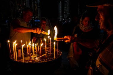 Dua ve akşam eski şehir Kudüs'teki Kutsal türbe kilisede mum Jerusalem İsrail 16 Mayıs 2018 bilinmeyenli hacılar