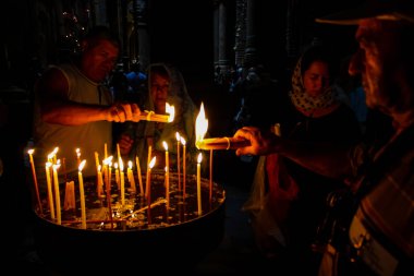 Dua ve akşam eski şehir Kudüs'teki Kutsal türbe kilisede mum Jerusalem İsrail 16 Mayıs 2018 bilinmeyenli hacılar