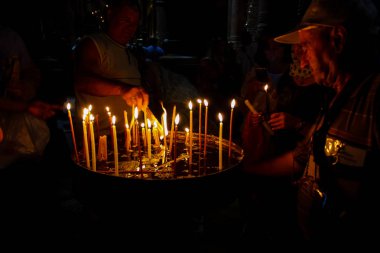 Dua ve akşam eski şehir Kudüs'teki Kutsal türbe kilisede mum Jerusalem İsrail 16 Mayıs 2018 bilinmeyenli hacılar