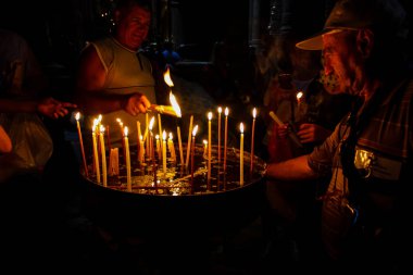 Dua ve akşam eski şehir Kudüs'teki Kutsal türbe kilisede mum Jerusalem İsrail 16 Mayıs 2018 bilinmeyenli hacılar